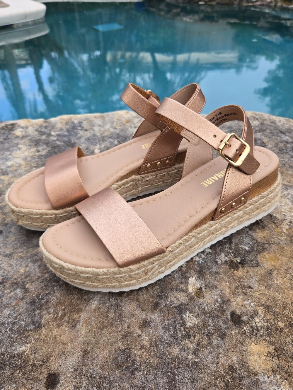 NWOT Cushionaire Melissa Espadrille Platform Sandals